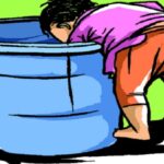 जाको राखे साइयां मार सके ना कोय/पानी भरी बाल्टी में गिरी मासूम