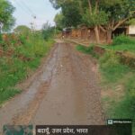 तालाब में मार्ग या मार्ग में तालाब कहना हुआ कठिन लोग परेशान