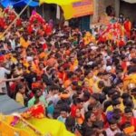  काशी गोला में शिवभक्तों का जनसैलाब, तृतीय सोमवार से पहले ही मंदिर परिसर हुआ खचाखच  प्रशासन ने संभाली कमान, पांच लाख श्रद्धालुओं की संभावित भीड़ को लेकर सुरक्षा चाक-चौबंद