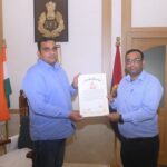 नगर निगम कार्यालय आई0सी0सी0सी0 में नियुक्त देवेन्द्र कुमार को एसएसपी ने प्रशस्ति पत्र देकर किया सम्मानित