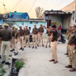 होली व रमजान को लेकर सीओ गोला रमेश कुमार तिवारी के नेतृत्व में फ्लैग मार्च