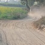 🚜 मिट्टी भरे वाहनों से सड़कों पर धूल ही धूल, राहगीरों का निकलना दूभर