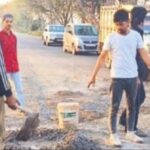 जानलेवा गड्ढे को युवकों ने खुद भरा नही जागा बिभाग