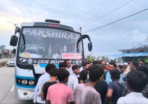 जारी बाजार में मैजिक वाहन और बस में हुई टक्कर में युवक की मौत, पुलिस मौके पर पहुंची