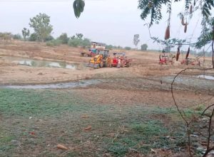 तालाब चौड़ीकरण के नाम पर मिट्टी बेचने की बात सुनकर बीडीओ ने पहुंचकर लगाई फटकार