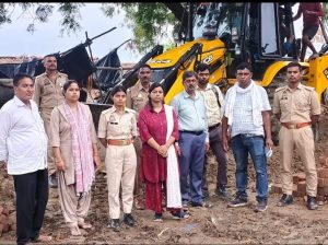 रास्ते पर कब्जे की शिकायत पर तहसीलदार ने हटवाया अतिक्रमण, की कार्रवाई