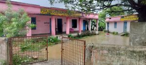 स्कूलों मे जल भराव छात्रों और शिक्षकों का बना सिर दर्द
