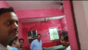 कमिश्नर ने विस्थापित ग्रामीण परिवारों से भेंट कर किया संवाद छात्रावास एवं उचित मूल्य दुकान भी देखी