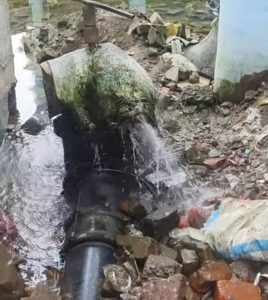 नगर पंचायत इस्लामनगर की लापरवाही से दिन भर में हजारों लीटर पानी बर्बाद का वीडियो सोशल मीडिया बायरल 